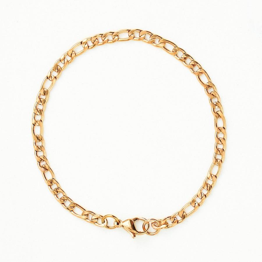 Our Gold Figaro Chain Bracelet features our premium gold figaro chain and signature polished gold plate, engraved with RG&B.