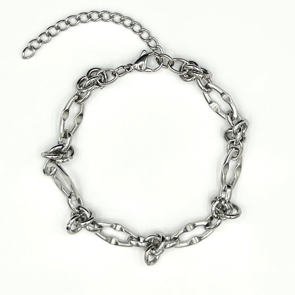 Our Eclipse Link Chain Bracelet in Silver for men features bold and rugged intertwined chain links.