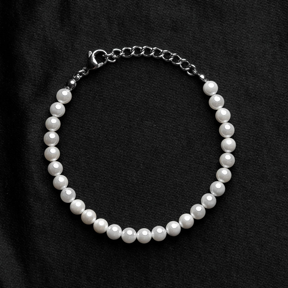 Our Pearl Bracelet with Silver Details has been crafted using polished white pearls, along with the finest silver hardware to hold it all together.