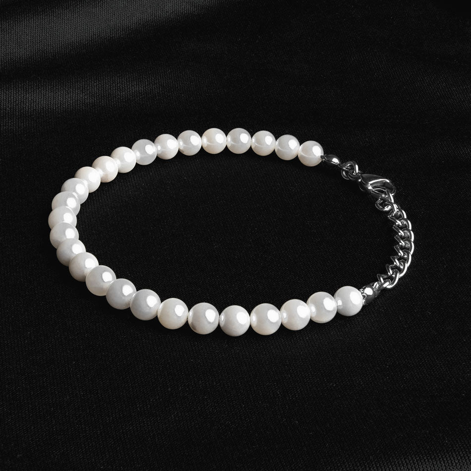 Our Pearl Bracelet with Silver Details has been crafted using polished white pearls, along with the finest silver hardware to hold it all together.