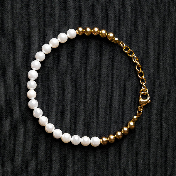 Our Pearl & 24KT Gold Plated Bead Bracelet has been crafted using both polished white pearls and gold beads.