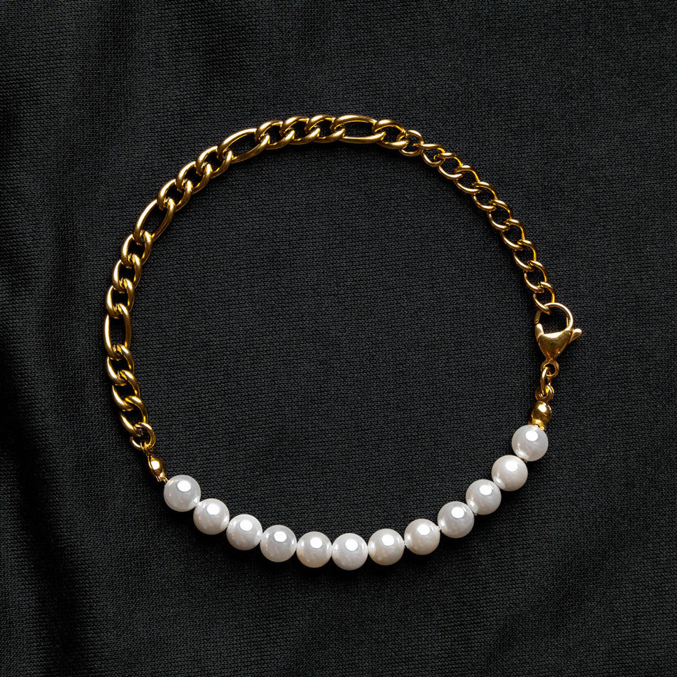 Our Pearl & 24KT Gold Plated Figaro Chain Bracelet has been crafted using both polished white pearls and gold figaro chain.