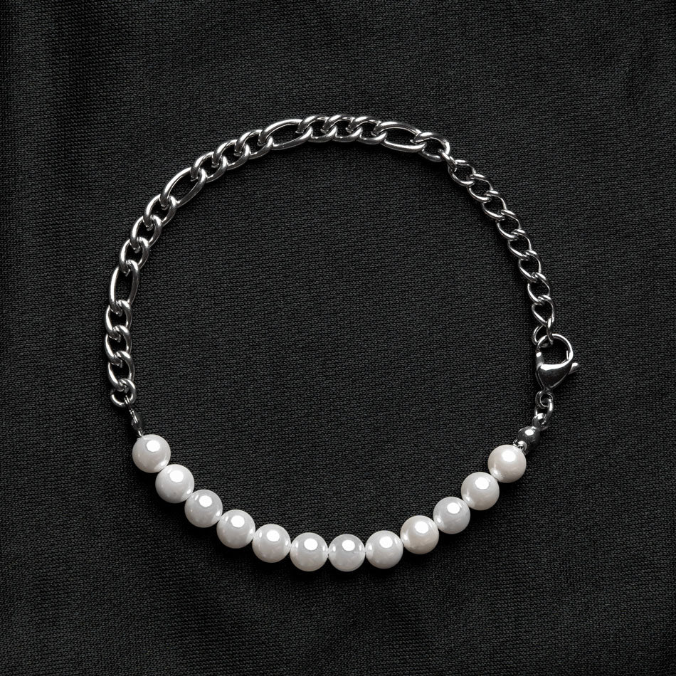 Our Pearl & Silver Figaro Chain Bracelet has been crafted using both polished white pearls and silver figaro chain.